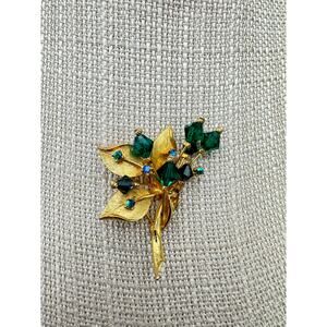 Vintage ART Emerald Color Crystal Gold Tone Floral Brooch